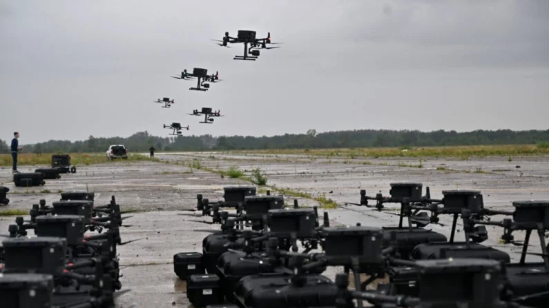 Drones de reconhecimento DJI Matrice 300 durante voos de teste na região de Kiev, na Ucrânia, em 2 de agosto de 2022. Sergei Supinsky/AFP via Getty Images