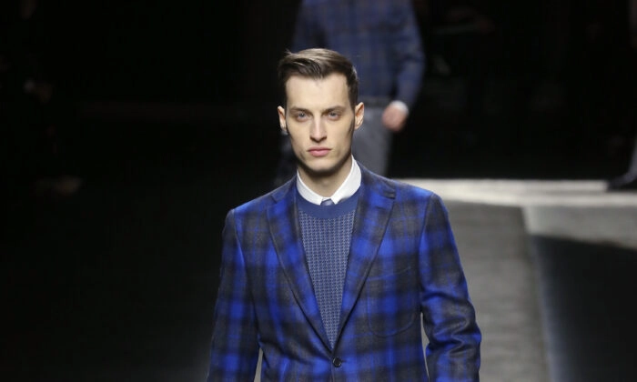 Uma modelo desfila durante o desfile da Brioni como parte da Milan Menswear Fashion Week Outono Inverno 2015/2016, em Milão, Itália, em 19 de janeiro de 2015 (Victor Boyko/Getty Images)
