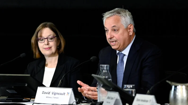 Vanessa Lloyd, diretora interina do Serviço Canadense de Inteligência de Segurança, à esquerda, ouve enquanto o ex-diretor David Vigneault responde a uma pergunta na Comissão de Interferência Estrangeira em Ottawa, em 27 de setembro de 2024 (Justin Tang/The Canadian Press)
