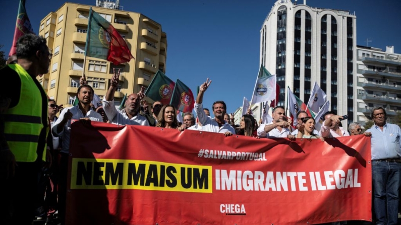 Andrea Ventura (Centro), líder do partido português Chega, participa de uma manifestação contra a “imigração descontrolada” convocada pelo Chega em Lisboa, em 29 de setembro de 2024 (Foto: PATRICIA DE MELO MOREIRA/AFP via Getty Images)