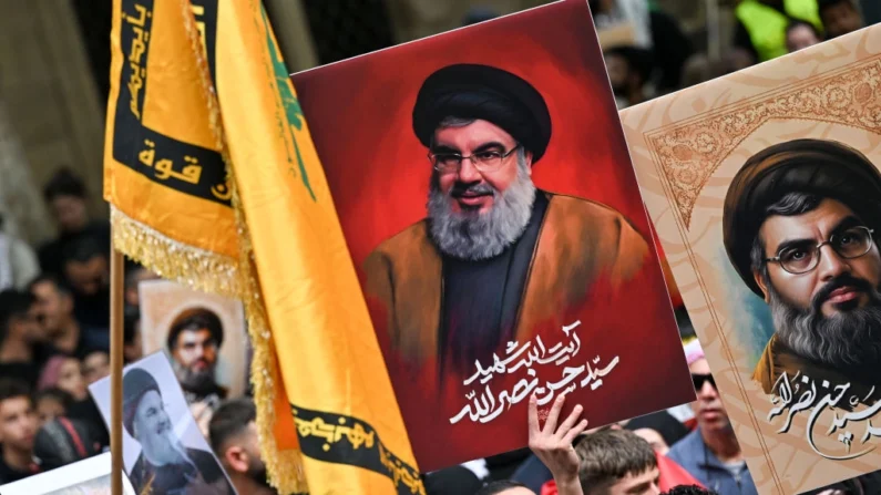 Manifestantes seguram bandeiras e fotos de Hassan Nasrallah, falecido líder do grupo libanês Hezbollah, em um comício de protesto no distrito comercial central de Sydney, em 29 de setembro de 2024 (SAEED KHAN/AFP via Getty Images)
