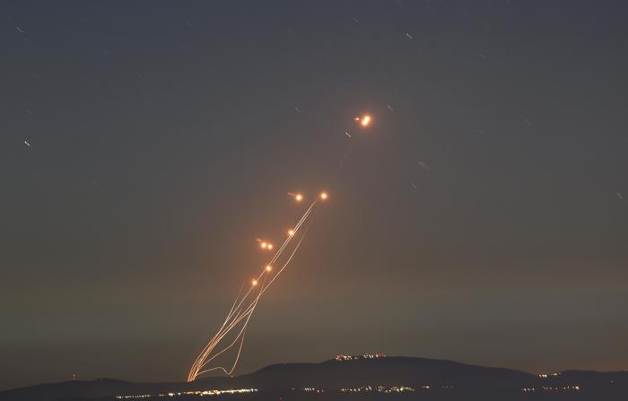 O sistema de defesa aérea israelense Iron Dome intercepta mísseis disparados do sul do Líbano, na Alta Galileia, norte de Israel, em 27 de setembro de 2024 (EFE/EPA/ATEF SAFADI)