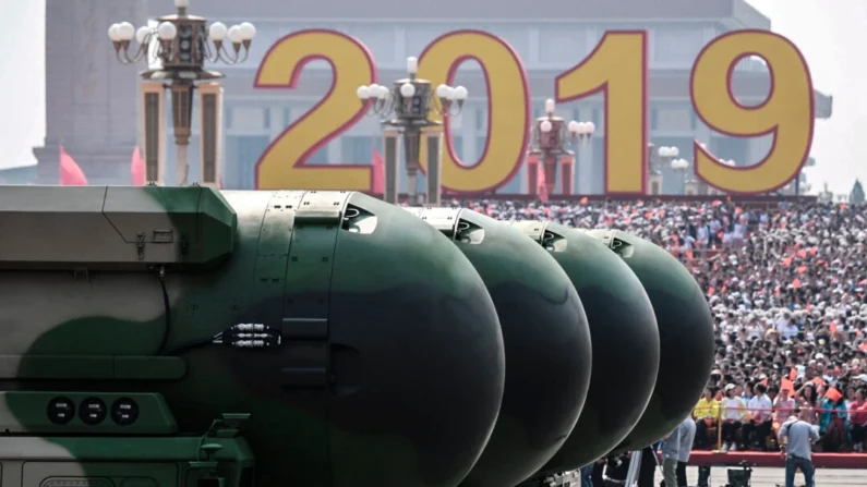 Os mísseis balísticos intercontinentais com capacidade nuclear DF-41 da China são vistos durante um desfile militar na Praça Tiananmen, em Pequim, em 1º de outubro de 2019, para marcar o 70º aniversário da fundação da República Popular da China. Greg Baker/AFP via Getty Images
