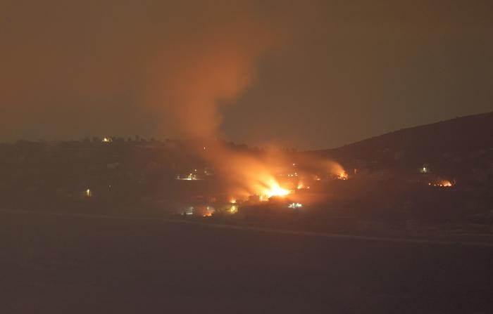 Disparos de artilharia israelense atingem áreas próximas a vilarejos no sul do Líbano, ao longo da fronteira com Israel, vistos da Alta Galileia, norte de Israel, em 30 de setembro de 2024 (EFE/EPA/ATEF SAFADI)