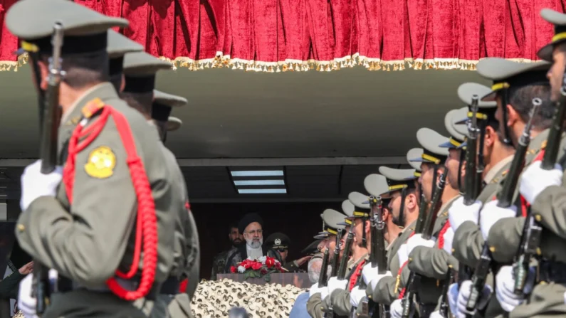 Soldados iranianos marcham diante do presidente iraniano Ebrahim Raisi durante um desfile militar como parte de uma cerimônia que marca o dia anual do exército do país, em Teerã, Irã, em 17 de abril de 2024. (Atta Kenare/AFP/Getty Images)
