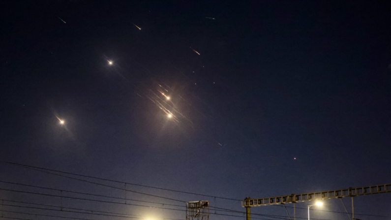 Esta imagem mostra projéteis sendo interceptados por Israel acima de Tel Aviv em 1º de outubro de 2024 (Jack Guez/AFP/Getty Images)