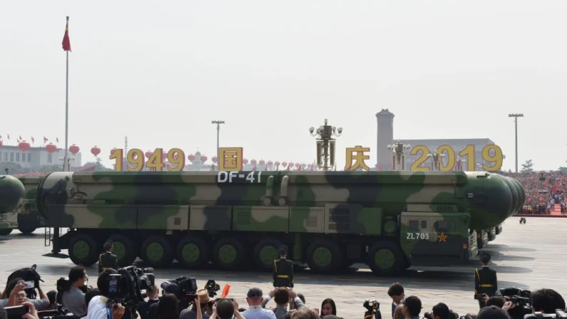 Veículos militares carregam os mísseis balísticos intercontinentais com capacidade nuclear DF-41 da China em um desfile militar na Praça Tiananmen, em Pequim, em 1º de outubro de 2019. GREG BAKER/AFP via Getty Images
