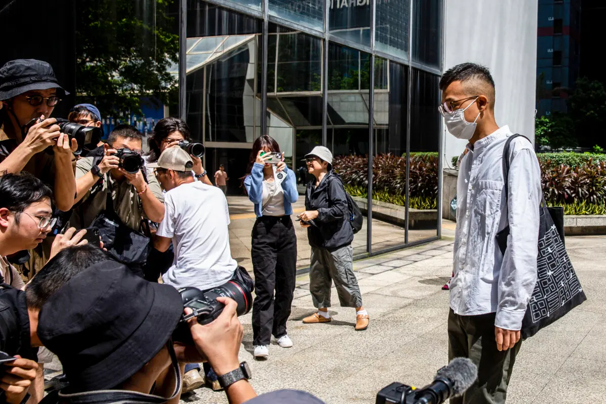  Patrick Lam (direita), ex-editor-chefe interino do Stand News, veículo de mídia pró-democracia de Hong Kong, agora fechado, chega ao tribunal distrital em Hong Kong em 26 de setembro de 2024. Issac Lawrence/AFP via Getty Images