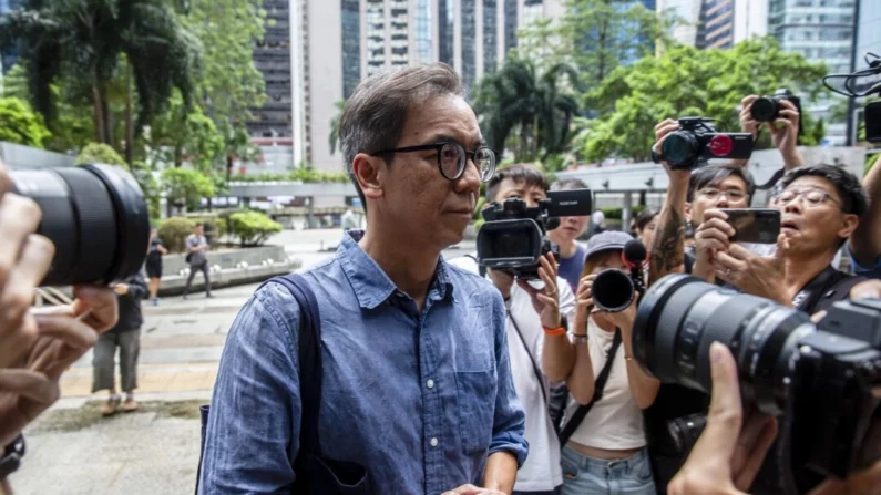 Chung Pui-kuen (centro), ex-editor-chefe do Stand News, veículo de notícias pró-democracia de Hong Kong, agora fechado, chega ao tribunal distrital em Hong Kong em 26 de setembro de 2024. Isaac Lawrence/AFP via Getty Images