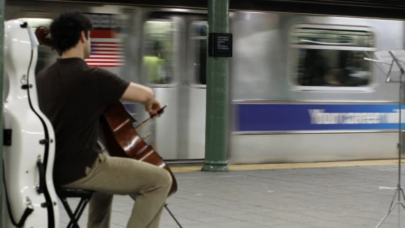 Um violoncelista profissional toca Bach em uma plataforma do metrô da rua 59, em Nova Iorque, em uma foto de arquivo. (Elizabeth Pantaleo/AFP via Getty Images)
