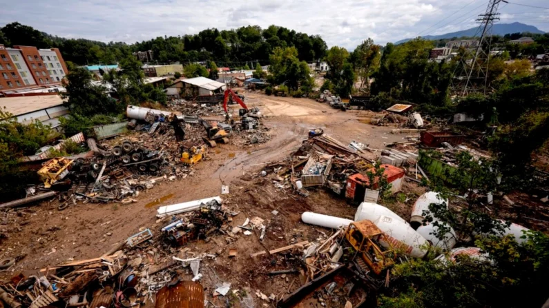 Detritos após a passagem do furacão Helene em Asheville, Carolina do Norte, em 30 de setembro de 2024 (Mike Stewart/AP Photo)
