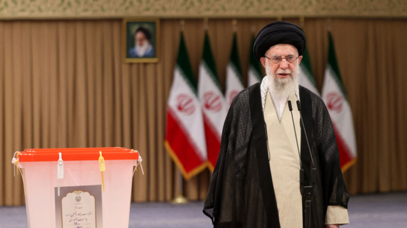 O líder supremo do Irã, aiatolá Ali Khamenei, fala após votar durante o segundo turno da eleição presidencial em Teerã, em 5 de julho de 2024 (Foto: ATTA KENARE/AFP via Getty Images)
