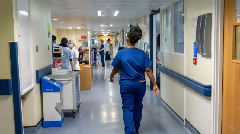 Foto de arquivo da equipe em uma enfermaria de hospital do NHS, em 18 de janeiro de 2023. (Jeff Moore/PA)
