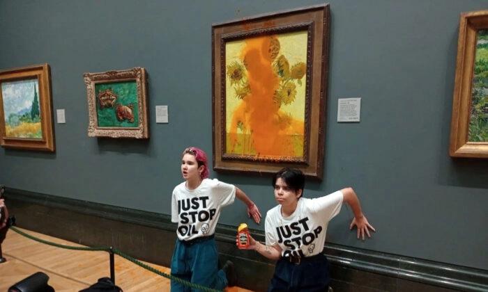 Ativistas da Just Stop Oil colam as mãos na parede depois de jogar sopa na obra "Girassois", de Vincent van Gogh, na National Gallery em Londres, Reino Unido, em 14 de outubro de 2022. (Just Stop Oil/Handout via Reuters)
