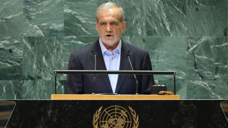 Masoud Pezeshkian, presidente do Irã, fala durante a Assembleia Geral das Nações Unidas (UNGA) na sede das Nações Unidas em 24 de setembro de 2024 na cidade de Nova Iorque (Foto de Michael M. Santiago/Getty Images)
