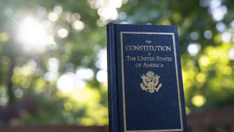 O livro Constituição dos Estados Unidos da América em Columbia, Md., em 9 de junho de 2024 (Madalina Vasiliu/The Epoch Times)
