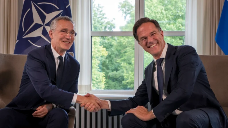 O secretário-geral da OTAN, Jens Stoltenberg (esq.), e seu sucessor, Mark Rutte (dir.), reúnem-se em Haia, Holanda, em 27 de junho de 2023 (Peter Dejong/AP)
