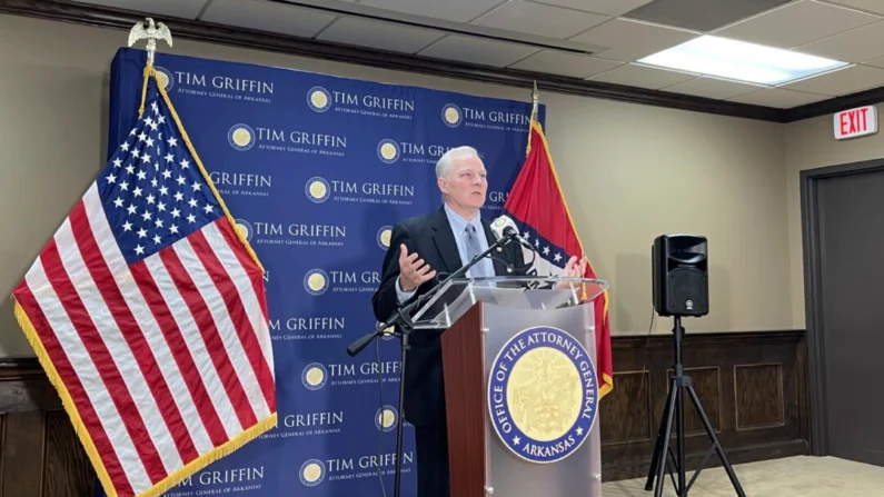 O procurador-geral do Arkansas, Tim Griffin, fala em uma coletiva de imprensa no centro de Little Rock, Arkansas, na segunda-feira, 30 de setembro de 2024. O gabinete de Griffin entrou com um processo contra o YouTube e a empresa controladora Alphabet, acusando-o de alimentar uma crise de saúde mental entre os jovens e de ser deliberadamente viciante. (AP Photo/Andrew DeMillo)