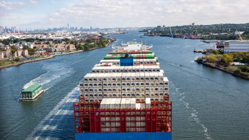 Um navio de contêineres parte do Porto de Newark para o Oceano Atlântico em 30 de setembro de 2024. (Spencer Platt/Getty Images)
