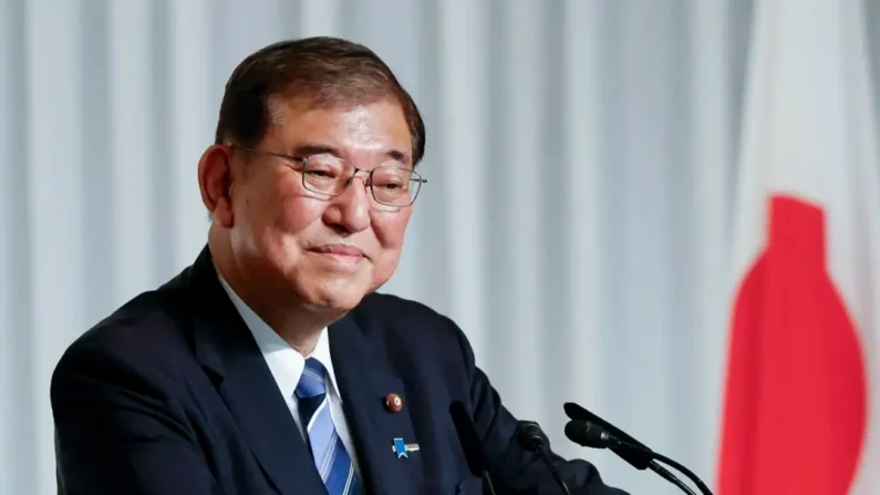 Shigeru Ishiba, o líder recém-eleito do partido governante do Japão, o Partido Liberal Democrático (LDP), observa durante uma coletiva de imprensa em Tóquio, em 27 de setembro de 2024. (Kim Kyung/pool photo via AP)