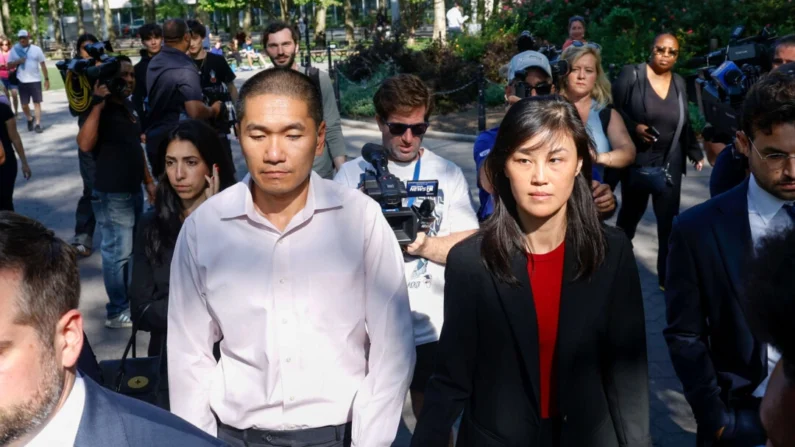 A ex-assessora da governadora de Nova York Kathy Hochul, Linda Sun (R), e seu marido, Christopher Hu, deixam o Tribunal Federal do Brooklyn após sua acusação na cidade de Nova York em 3 de setembro de 2024. Foto de Corey Sipkin/AP