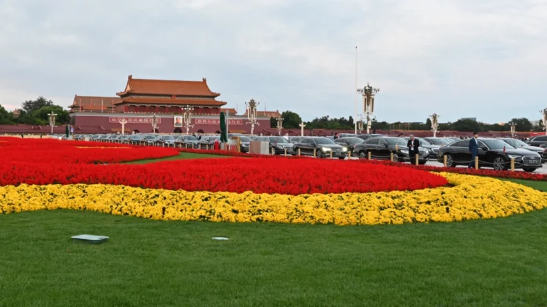 O Portão de Tiananmen é visto ao fundo, passando por carros de dignitários participando de uma recepção do Dia Nacional na véspera do 75º aniversário da fundação da China comunista, em Pequim, em 30 de setembro de 2024. Adek Berry/AFP via Getty Images