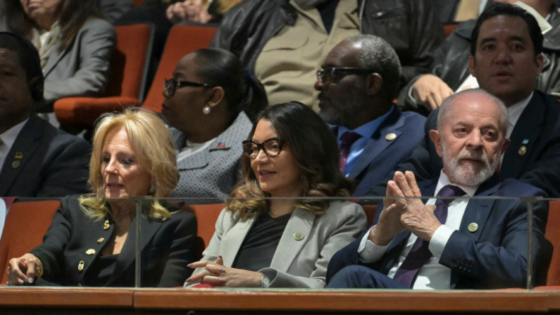 A primeira-dama dos EUA, Jill Biden (à esq.), e o presidente Luiz Inácio Lula da Silva (à dir.), e sua esposa, Rosangela Janja da Silva, participam da cerimônia de posse da nova presidente do México, Claudia Sheinbaum, no Congresso da União, na Cidade do México, em 1º de outubro de 2024 (Foto de YURI CORTEZ/AFP via Getty Images)