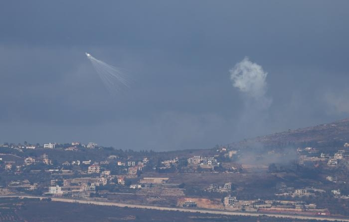 Artilharia israelense bombardeia a vila de Oddaisseh, no sul do Líbano, ao longo da fronteira com Israel, vista da Alta Galileia, norte de Israel, em 1º de outubro de 2024 (EFE/EPA/ATEF SAFADI)