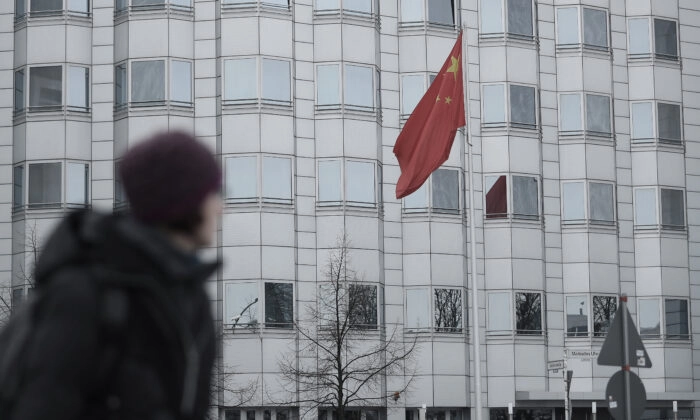 Uma mulher passa pela Embaixada Chinesa em Berlim em 11 de dezembro de 2017. Sean Gallup/Getty Images
