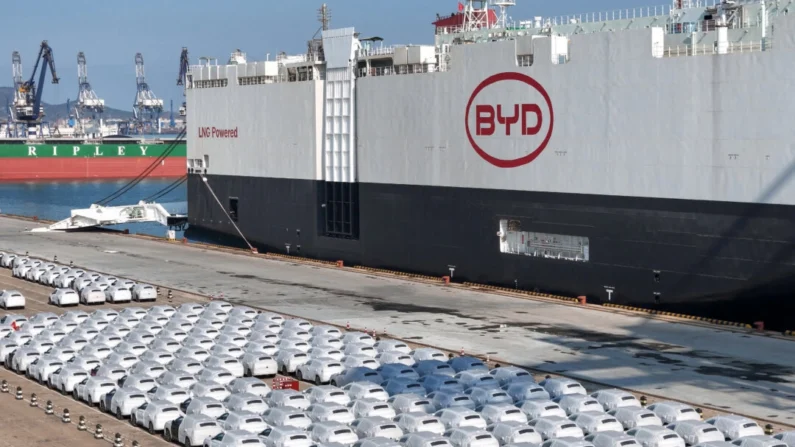 Carros elétricos BYD para exportação aguardando para serem carregados no "BYD Explorer NO.1", um navio de fabricação nacional destinado à exportação de automóveis chineses, no porto de Yantai, na província de Shandong, leste da China, em 10 de janeiro de 2024. STR/AFP via Getty Images

