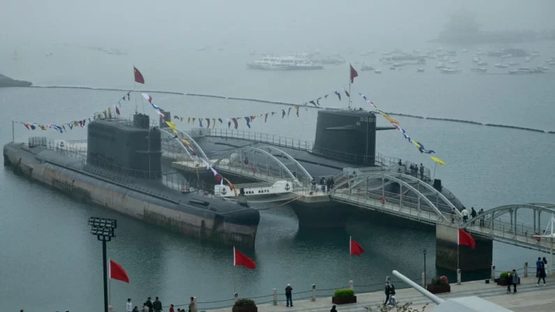 Tirada durante um tour de mídia organizado pela Marinha do Exército de Libertação do Povo Chinês (PLAN), esta foto mostra dois submarinos no Museu Naval do ELP em Qingdao, província chinesa de Shandong, em 23 de abril de 2024. Wang Zhao/AFP via Getty Images

