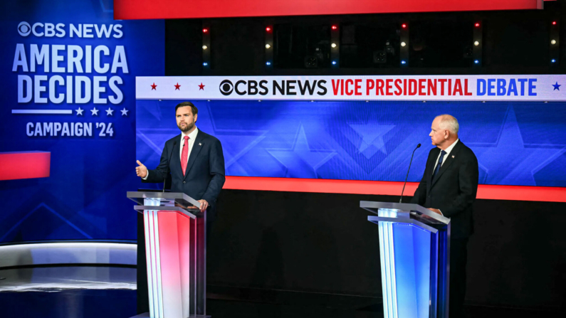 O candidato republicano à vice-presidência, o senador de Ohio JD Vance, e o candidato democrata à vice-presidência, o governador de Minnesota, Tim Walz, participam de um debate no CBS Broadcast Center na cidade de Nova York em 1º de outubro de 2024 (Chip Somodevilla/Getty Images)