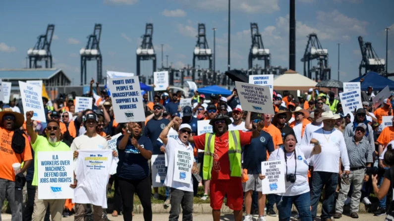 Estivadores se reúnem no Terminal de Contêineres Bayport em Seabrook, Texas, em 1º de outubro de 2024 (Mark Felix/AFP via Getty Images)