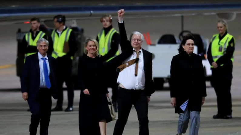 O fundador do WikiLeaks, Julian Assange (centro), gesticula ao chegar no Aeroporto de Canberra, em Canberra, Austrália, em 26 de junho de 2024 (Roni Bintang/Getty Images)