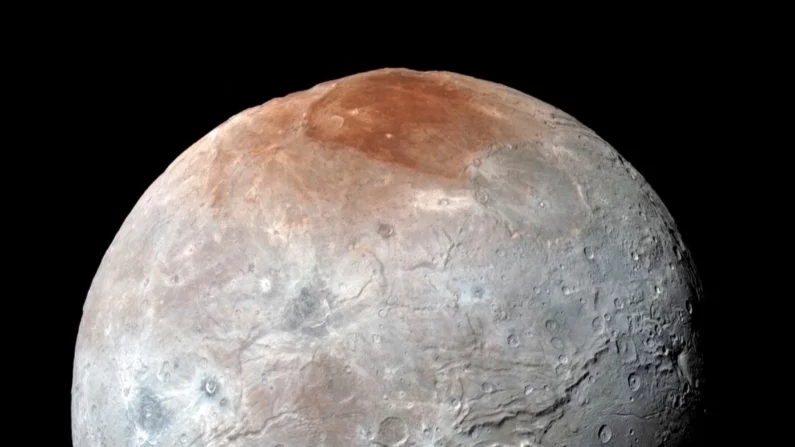 FOTO DE ARQUIVO: A maior lua de Plutão, Caronte, é vista em uma visão colorida aprimorada e de alta resolução capturada pela espaçonave New Horizons da NASA em 14 de julho de 2015 e divulgada em 15 de setembro de 2016 (NASA/JHUAPL/SwRI/Foto de arquivo via Reuters)