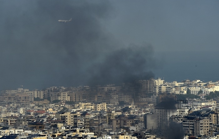 Um avião sobrevoa Beirute após o bombardeio israelense no bairro de Dahye (EFE/EPA/WAEL HAMZEH)
