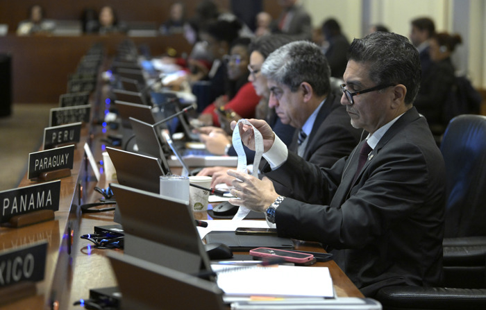 Representantes dos países membros da Organização dos Estados Americanos (OEA) analisam os registros de votação da Venezuela durante uma sessão regular do Conselho Permanente realizada na quarta-feira (02) na sede da organização em Washington. A assessora sênior do Centro Carter para a América Latina, Jennie Lincoln, mostrou à Organização dos Estados Americanos (OEA), na quarta-feira, supostos registros originais de votação das eleições presidenciais da Venezuela, realizadas em 28 de julho (EFE/Lenin Nolly)