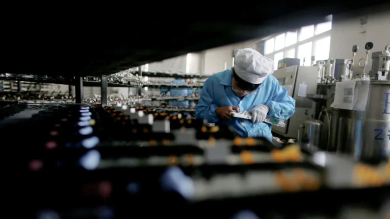 Um trabalhador trabalhando dentro de uma fábrica de eletrônicos em Qingdao, Província de Shandong, China, em 29 de janeiro de 2018. William Hong/Reuters
