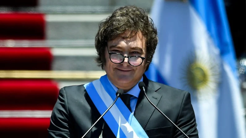 O presidente da Argentina, Javier Milei, discursa após sua cerimônia de posse no Congresso Nacional em Buenos Aires, Argentina, em 10 de dezembro de 2023 (Marcelo Endelli/Getty Images)
