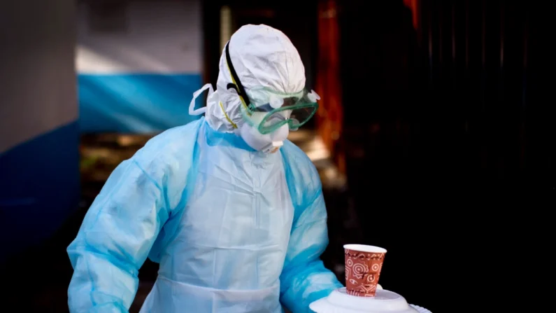 Em uma fotografia de arquivo, um médico da unidade de Prevenção e Controle de Infecções, usando equipamento de proteção completo, leva uma refeição para uma tenda de isolamento que abriga um homem em quarentena após entrar em contato com um portador do vírus Marburg, no Kenyatta National Hospital em Nairóbi, Quênia (Ben Curtis/AP Photo)
