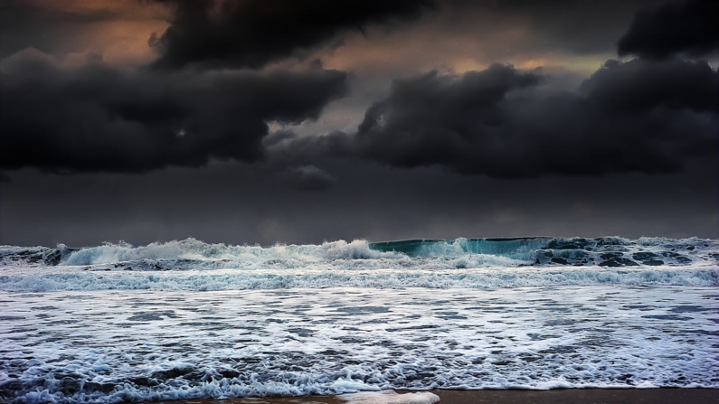 Nuvens pesadas sobre o mar (Foto de stein egil liland)