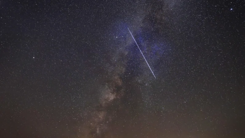 A Via Láctea é retratada como um meteoro cruzando o céu acima do deserto de Negev, perto da cidade israelense de Mitzpe Ramon. (MENAHEM KAHANA/AFP via Getty Images) (YASSER AL-ZAYYAT / AFP)
