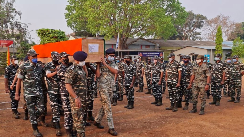 Membros das forças de segurança indianas carregam o caixão de um de seus colegas, que morreu após um tiroteio com rebeldes maoístas, que deixou 22 membros das forças de segurança indianas mortos e 30 outros feridos, no acampamento Jagdalpur da Força Policial da Reserva Central, no distrito de Bijapur, no estado indiano de Chhattisgarh, em 4 de abril de 2021 (Foto -/AFP via Getty Images)