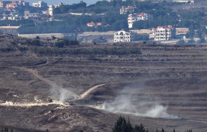 Soldados do exército israelense se movimentam no sul do Líbano, vistos da Alta Galileia, norte de Israel, em 4 de outubro de 2024. O exército israelense informou que vários projéteis foram identificados atravessando do Líbano para a área da Alta Galileia, e que alguns dos projéteis foram interceptados com sucesso, enquanto outros caíram em áreas abertas (EFE/ATEF SAFADI)
