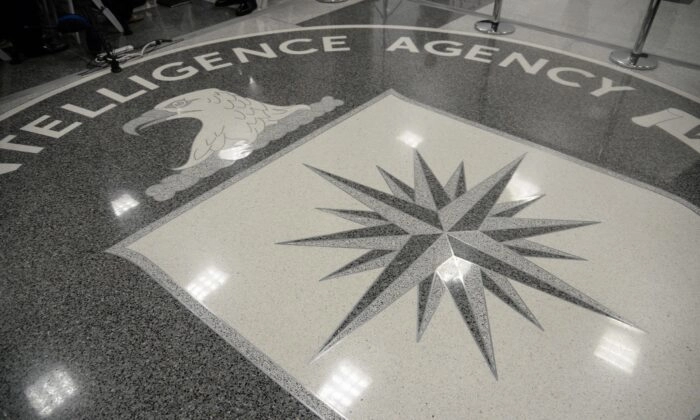 O logotipo da CIA na sede da CIA em Langley, Virgínia, em 21 de janeiro de 2017. Olivier Doulier/Pool/Getty Images

