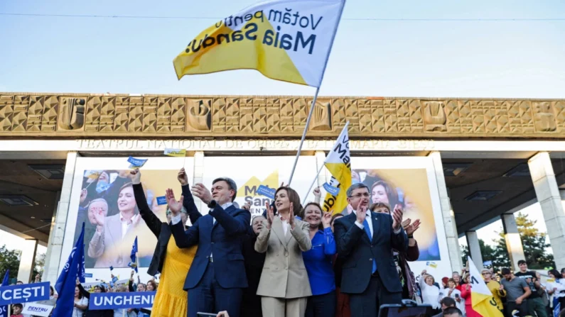 A presidente da Moldávia, Maia Sandu (C), em um comício de campanha em Chisinau, Moldávia, em 20 de setembro de 2024 (Vladislav Culiomza/Reuters)