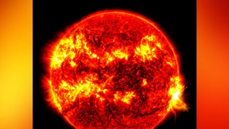 Uma explosão solar, o flash brilhante à direita, em 14 de maio de 2024 (NASA/SDO via AP)