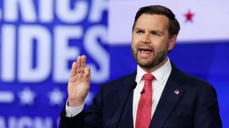 O candidato republicano à vice-presidência, senador JD Vance (R-Ohio), participa de um debate no CBS Broadcast Center, na cidade de Nova Iorque, em 1º de outubro de 2024 (Chip Somodevilla/Getty Images)