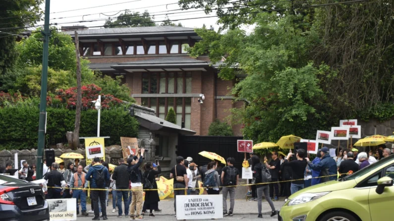 Ativistas pró-democracia de Hong Kong se reúnem em frente ao consulado chinês em Vancouver, em 9 de junho de 2019. Don Mackinnon/AFP via Getty Images
