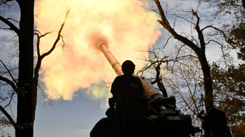 Militares ucranianos da 43ª Brigada de Artilharia disparam um canhão autopropulsado 2S7 Pion em direção a posições russas em uma linha de frente na região de Donetsk, Ucrânia, em 27 de setembro de 2024. (Genya Savilov/AFP via Getty Images)